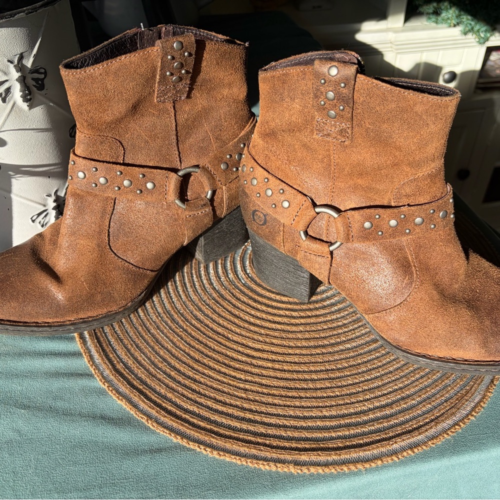 -SOLD-  VNTG. BORN Classic, Western, Studded Tan, Brown, Distressed, Leather